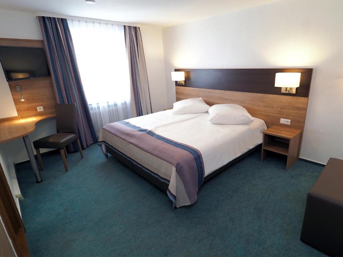 Hotel Goldener Hirsch Mosbach Mosbach  Bagian luar foto